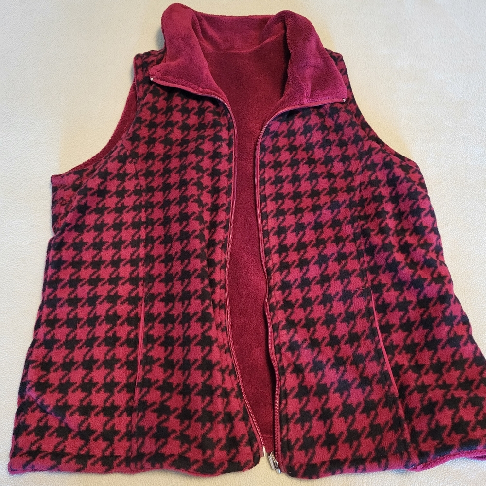 Reversible houndstooth check fleece vest